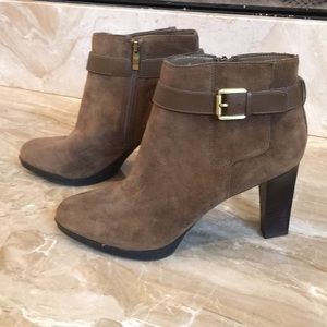 Franco Sarto size 10 chocolate brown suede booties